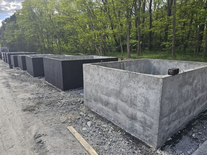 Plac produkcyjny z szambami betonowymi Ząbki gotowymi do transportu
