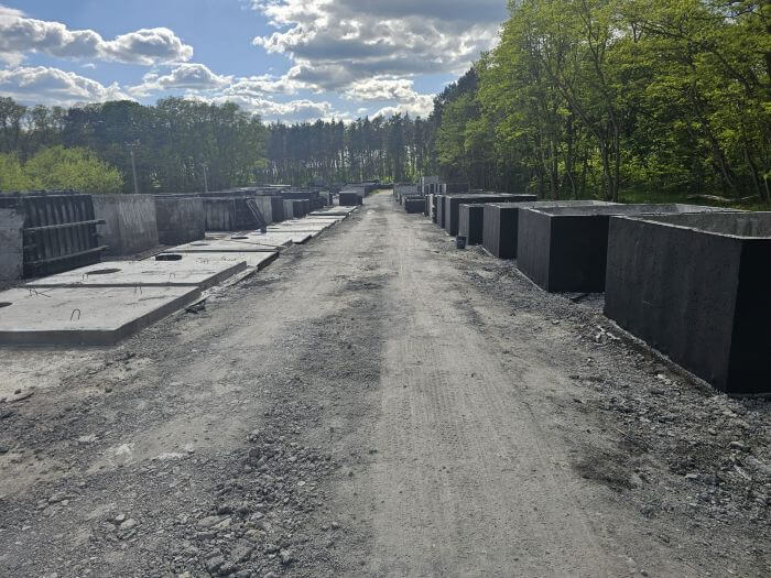 Plac z gotowymi szambami betonowymi Ząbki w różnych rozmiarach